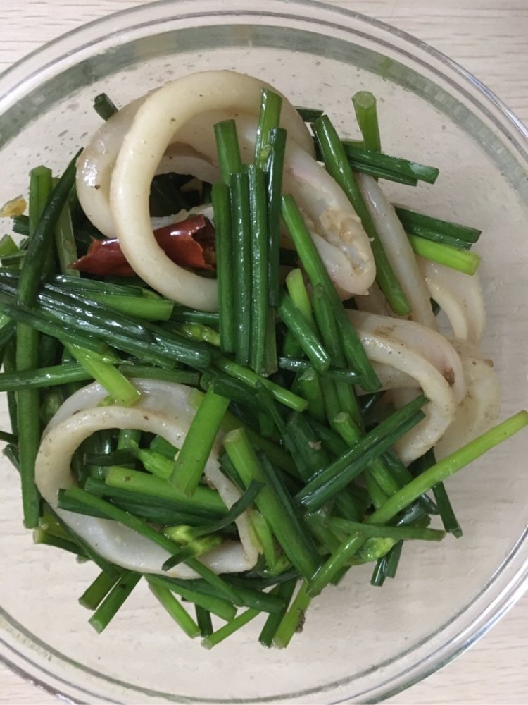 韭菜花炒鱿鱼圈