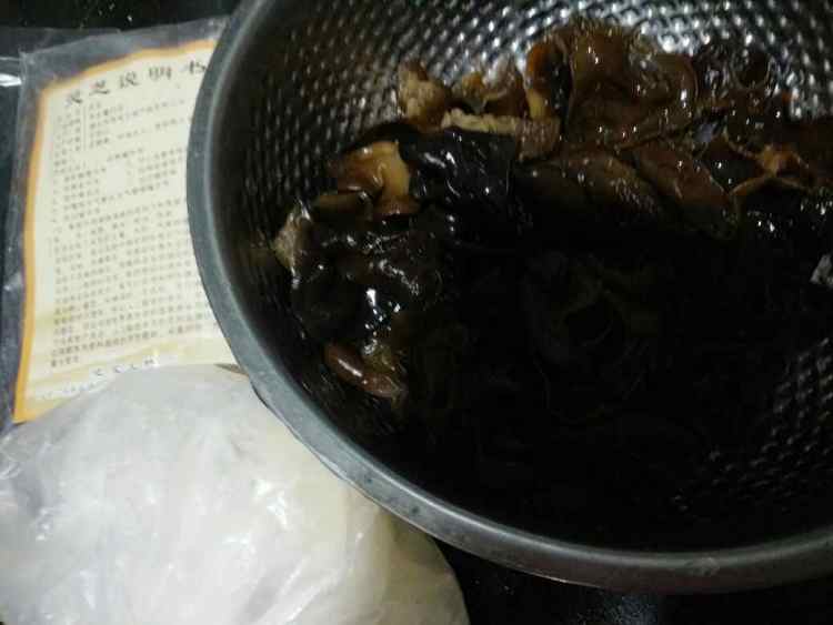 黑木耳灵芝红枣汤