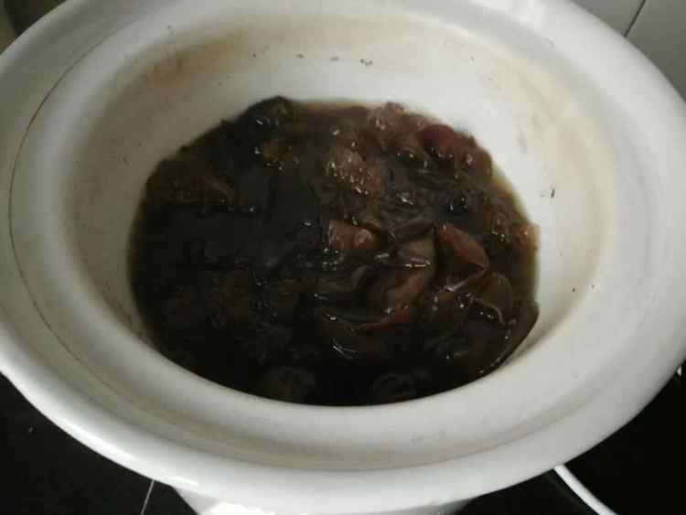 黑木耳灵芝红枣汤