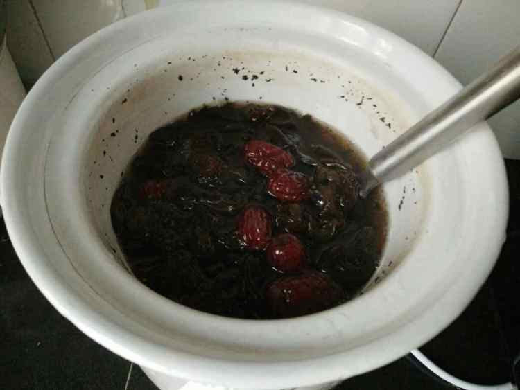 黑木耳灵芝红枣汤