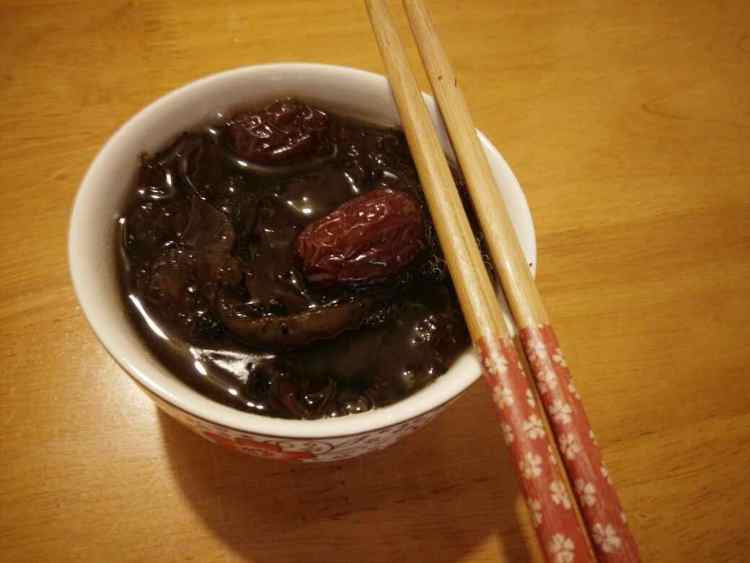 黑木耳灵芝红枣汤