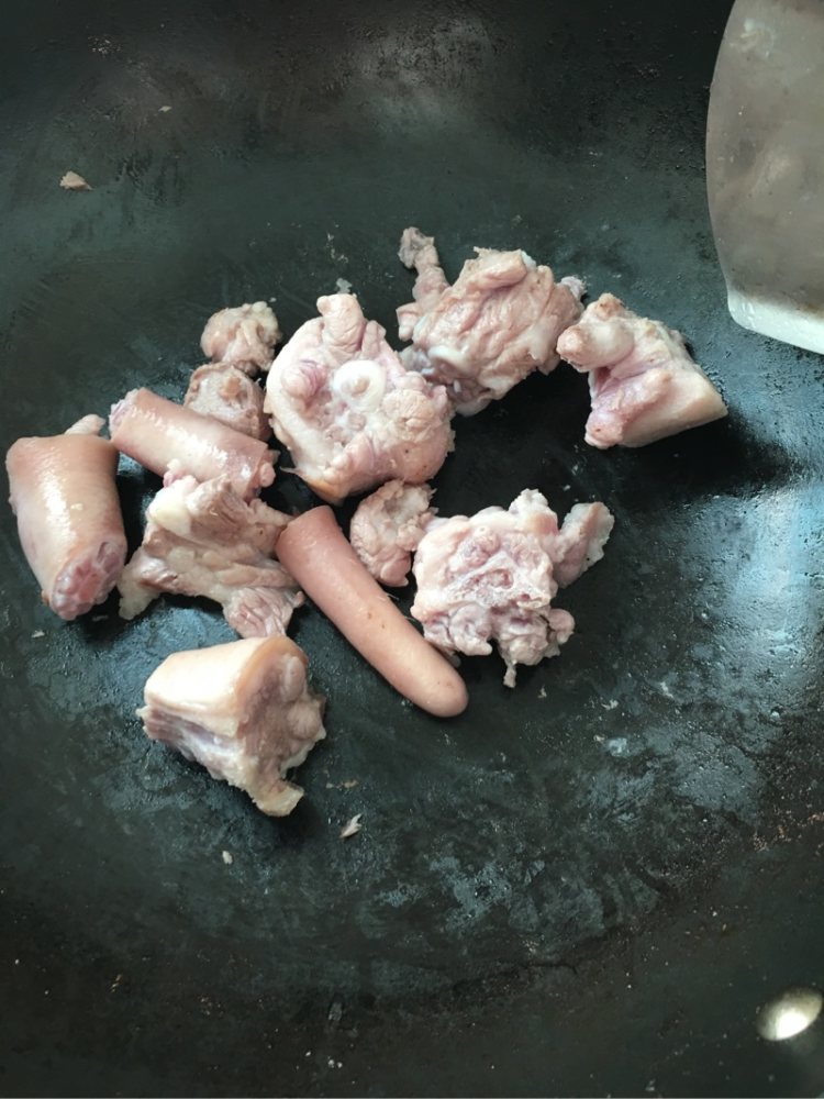 猪尾炖萝卜