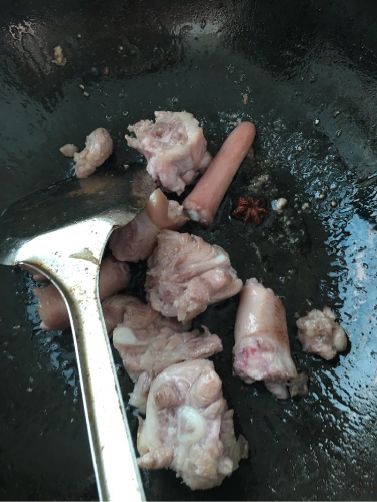 猪尾炖萝卜