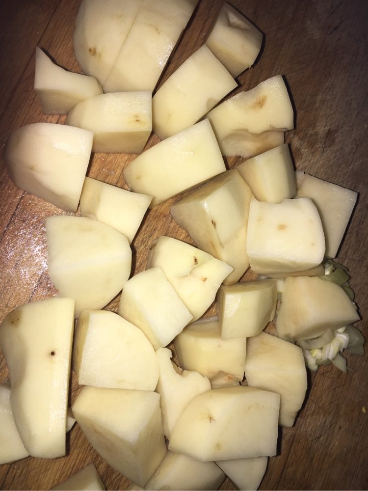 鸡腿炖土豆