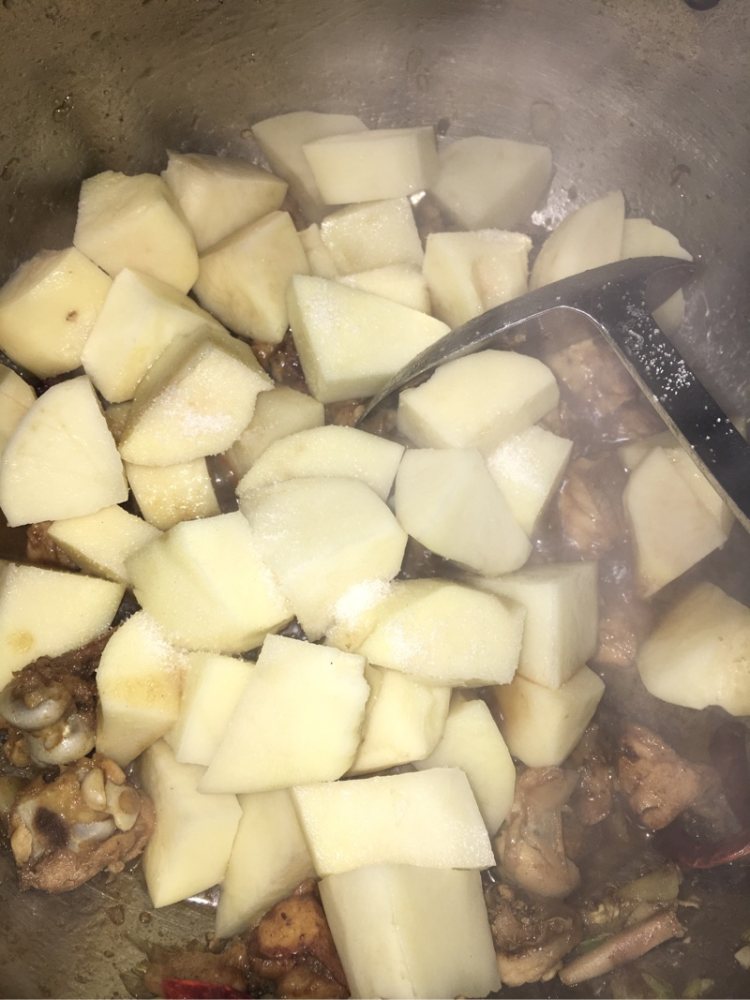 鸡腿炖土豆