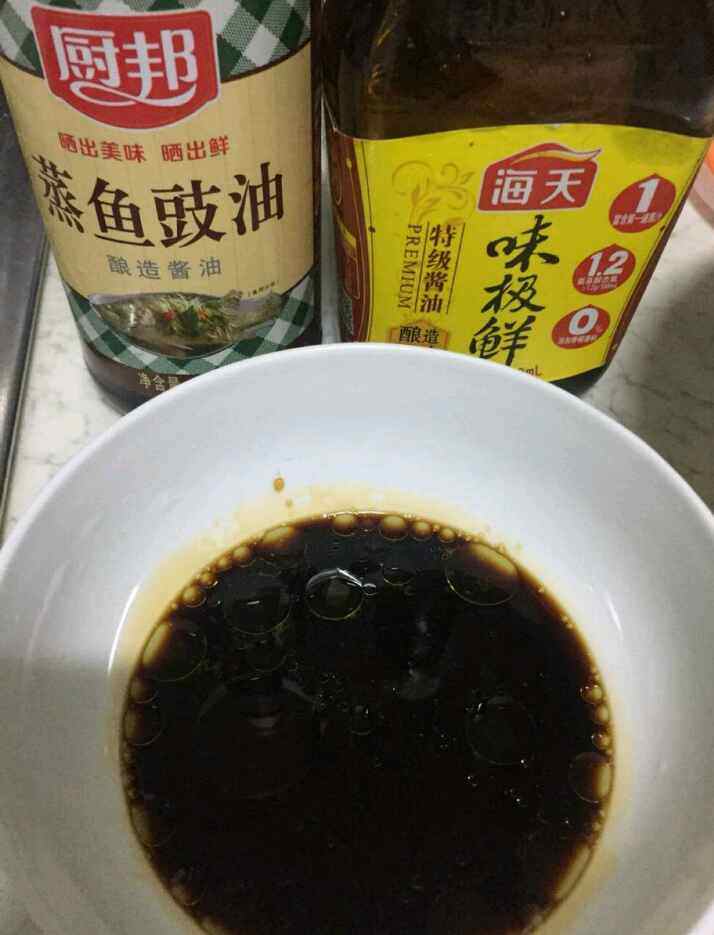 酱汁皮蛋豆腐块