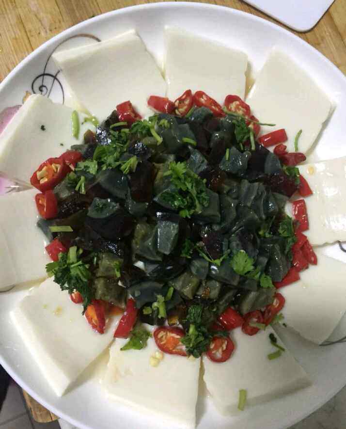 酱汁皮蛋豆腐块