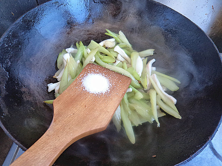 鱿鱼炒芹菜