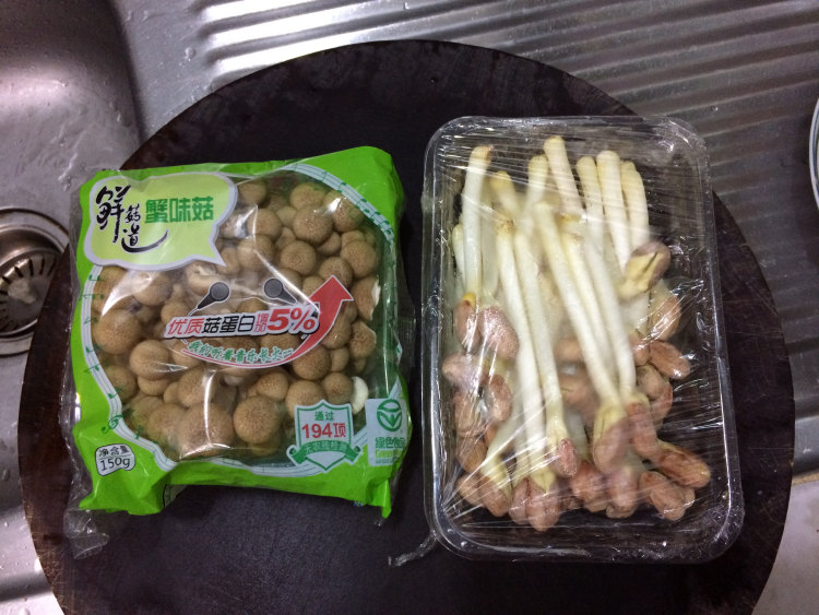 蟹味菇炒花生芽