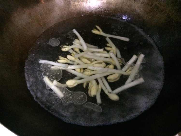 蟹味菇炒花生芽