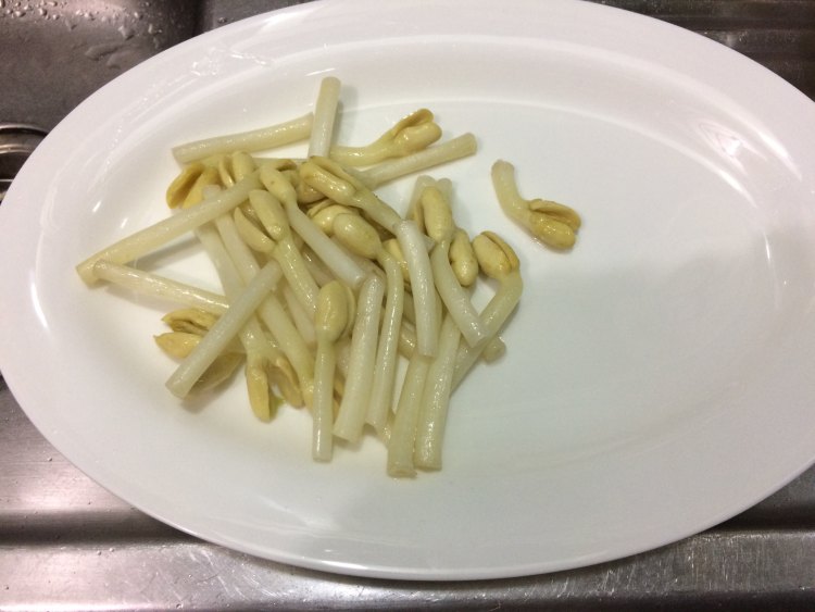 蟹味菇炒花生芽