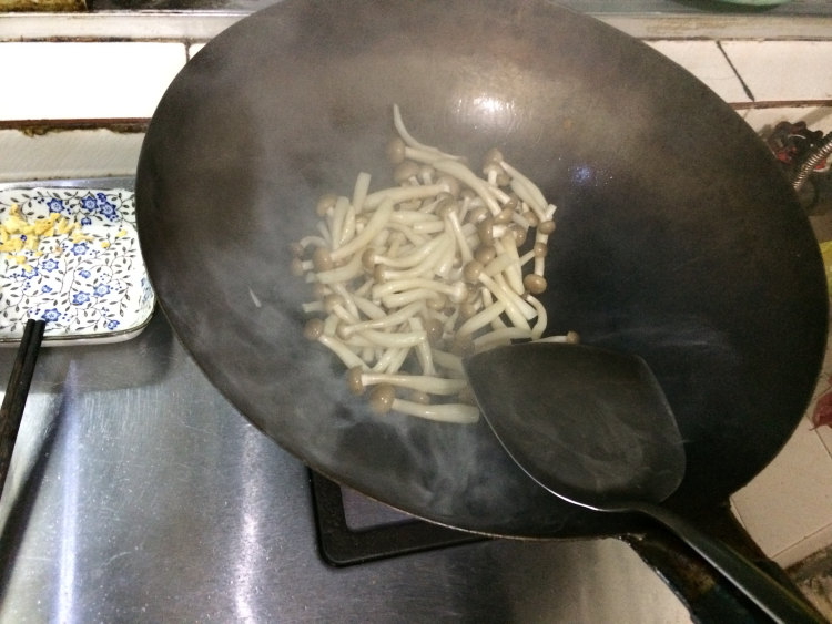 蟹味菇炒花生芽