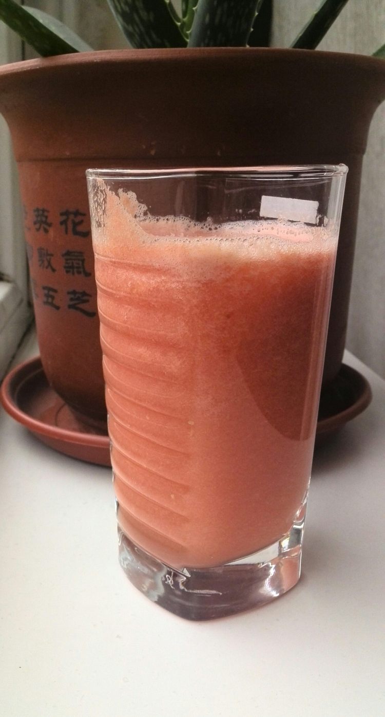 鲜榨蜂蜜苹果番茄汁