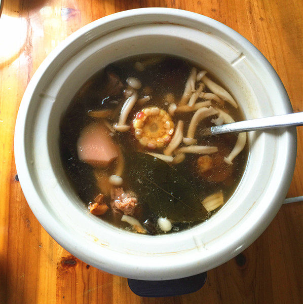 墨鱼菌菇养生汤