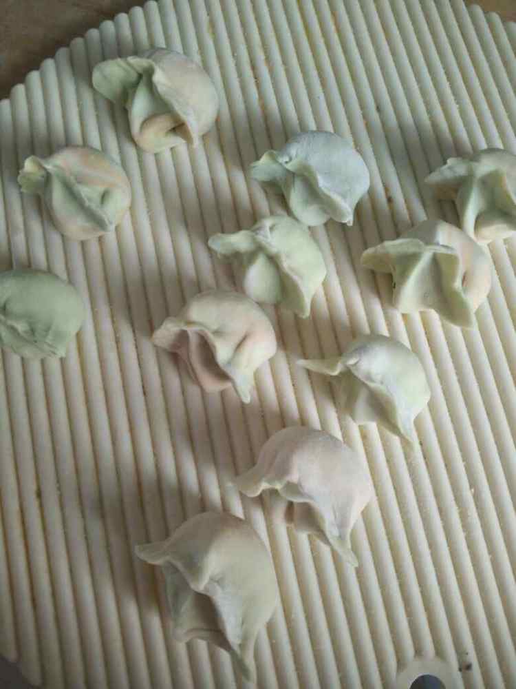 双色猪肉香菜饺子