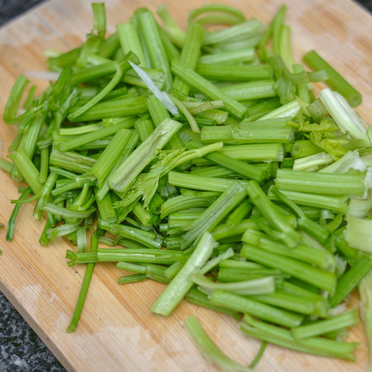 剁椒芹菜肉丝