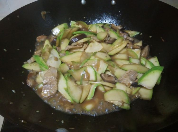 西葫芦香菇炒肉