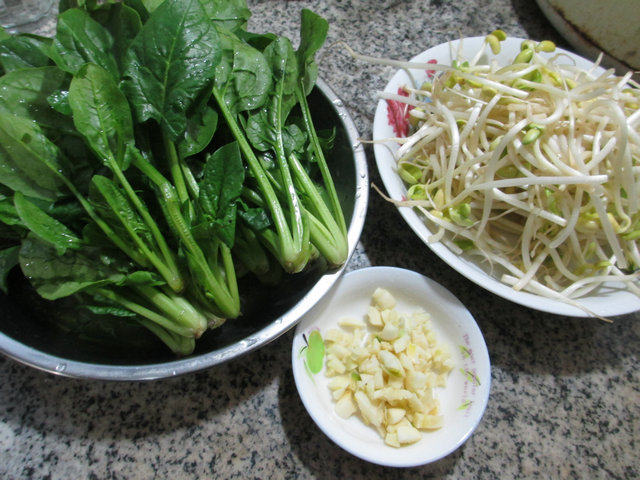 菠菜炒黄豆芽