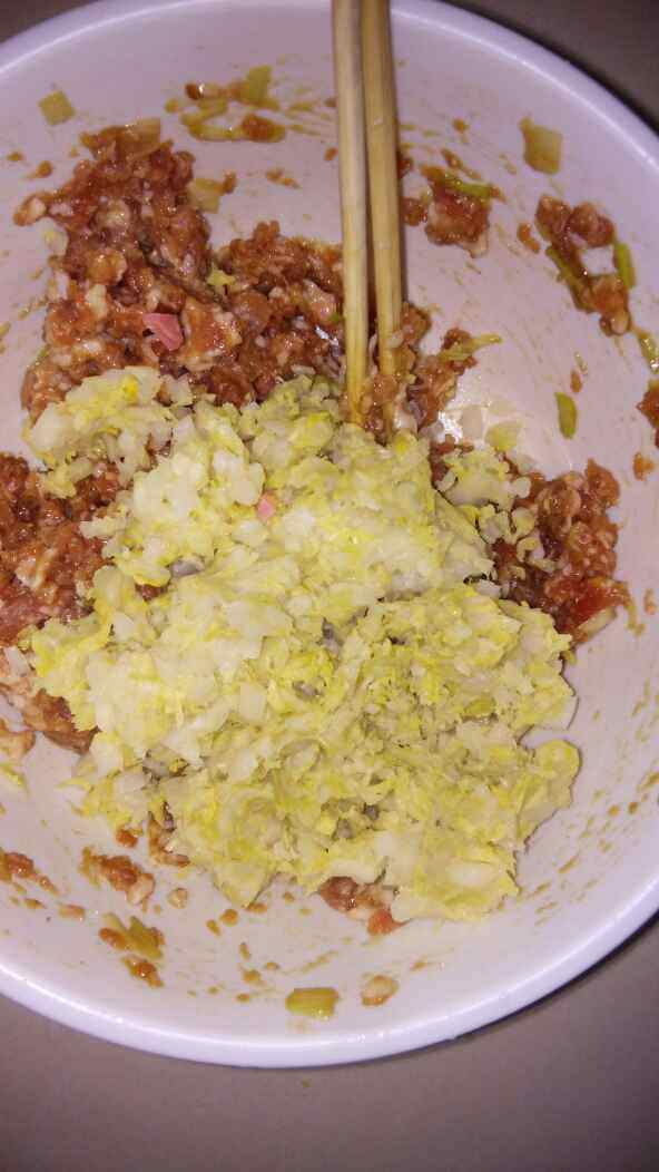 玉米面酸菜猪肉锅贴