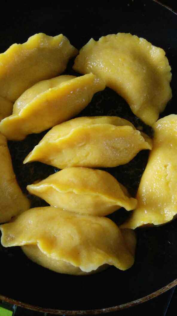 玉米面酸菜猪肉锅贴