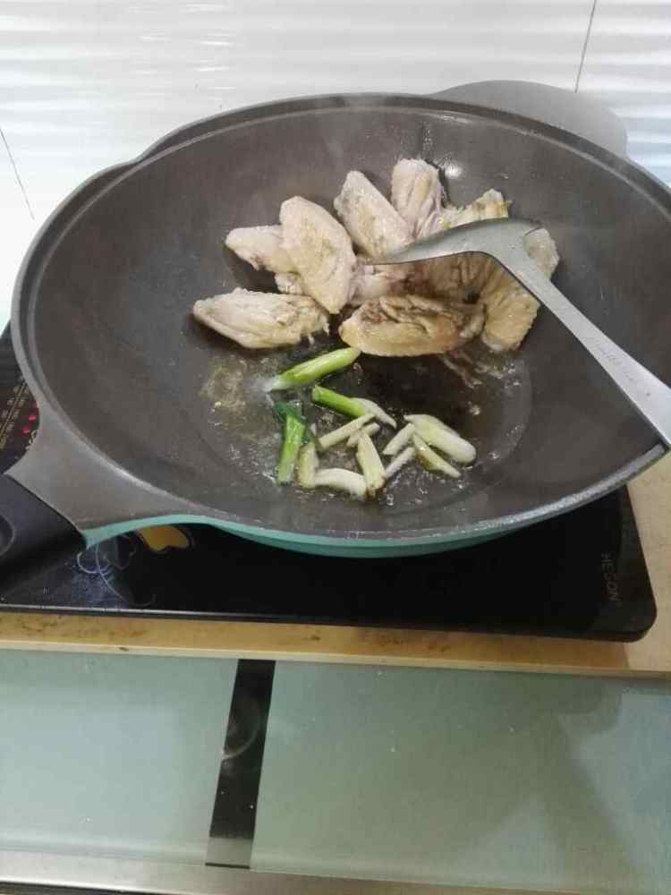 葡萄酒焖土豆鸡翅