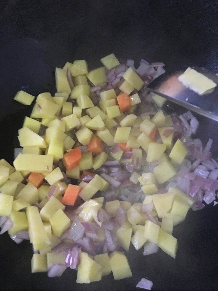 咖喱牛肉土豆盖浇饭