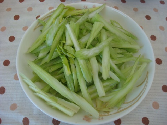 红肠炒芹菜