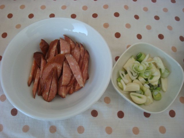 红肠炒芹菜