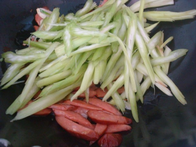 红肠炒芹菜