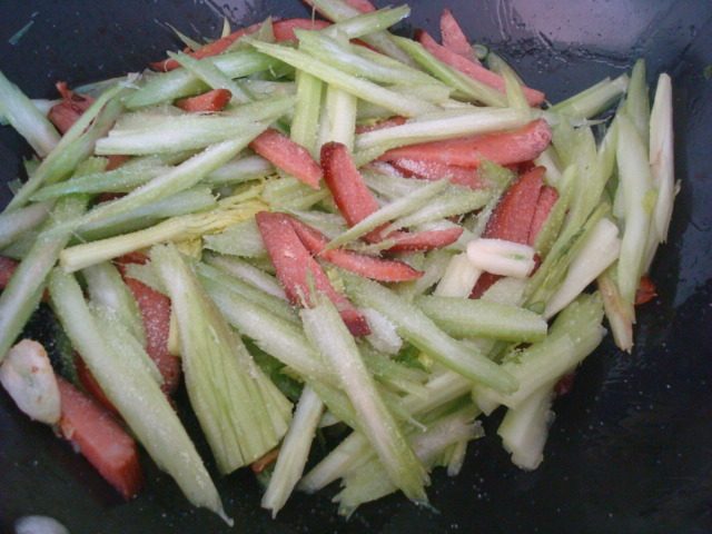 红肠炒芹菜