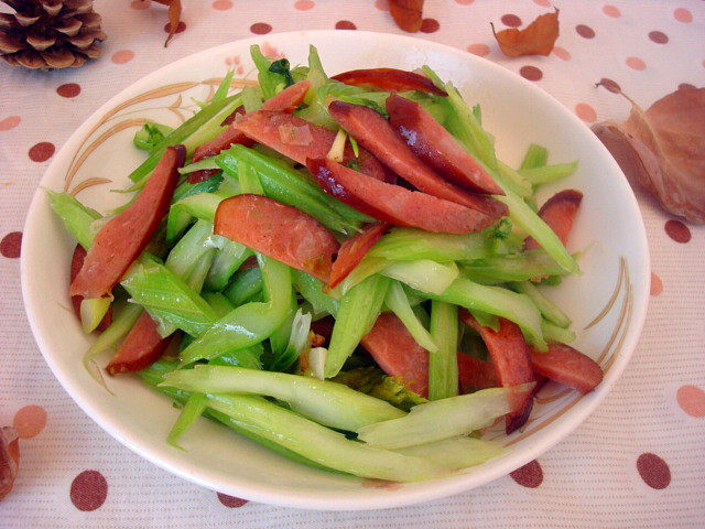 红肠炒芹菜