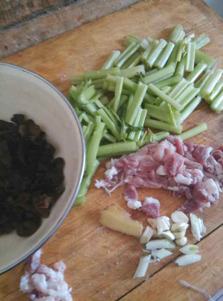 木耳芹菜炒肉