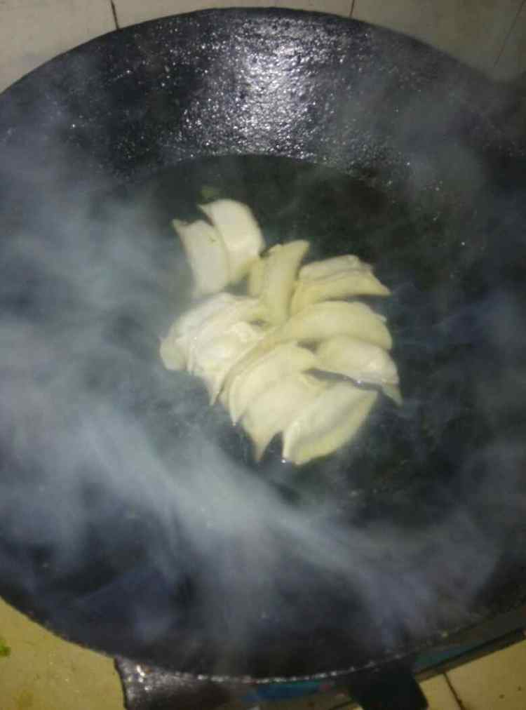 猪肉煮饺子