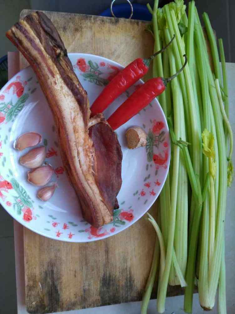 芹菜腊肉片