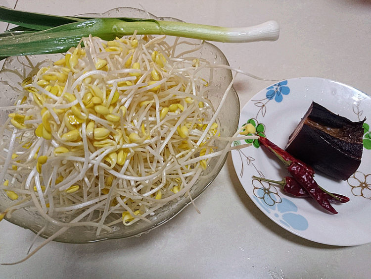 腊肉炒黄豆芽