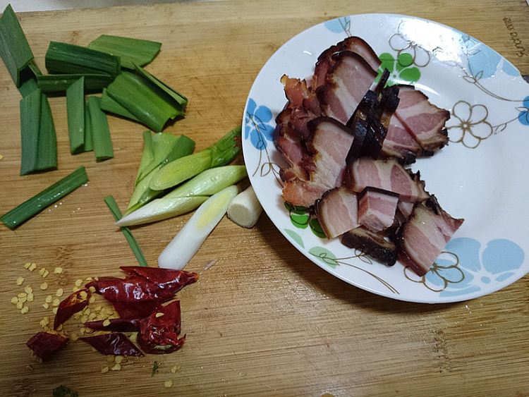 腊肉炒黄豆芽