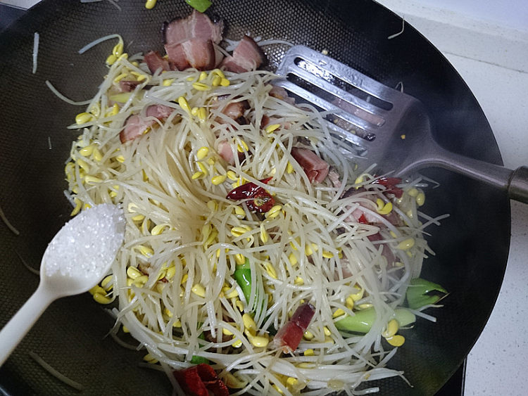 腊肉炒黄豆芽