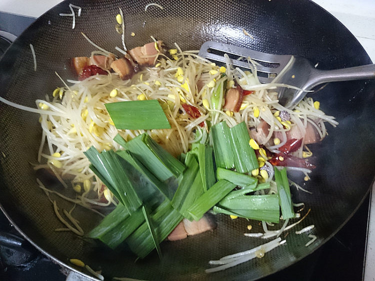 腊肉炒黄豆芽