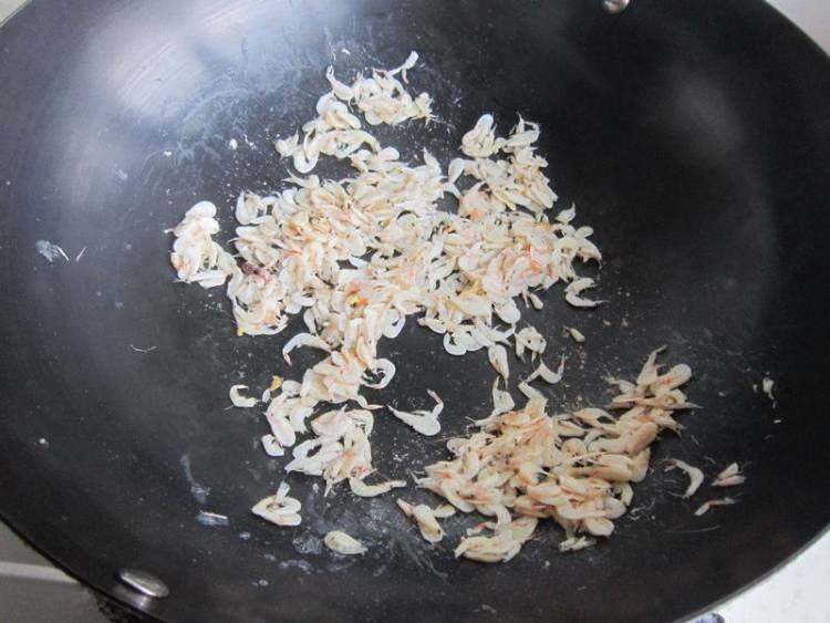 韭菜鸡蛋虾皮包子