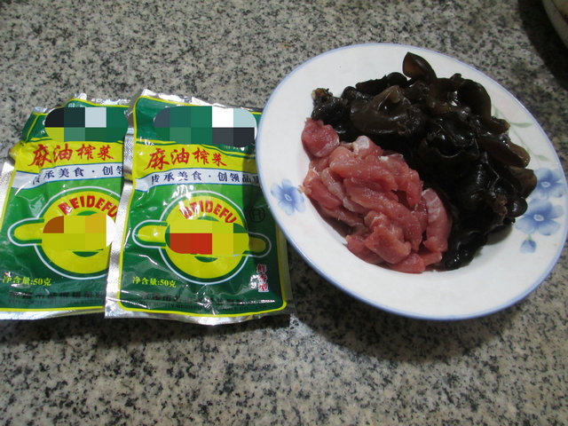 榨菜丝里脊肉炒黑木耳