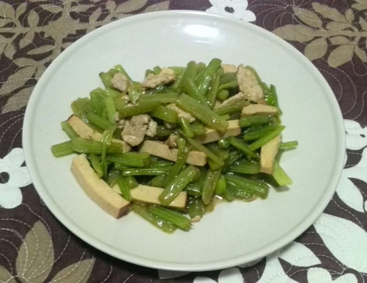 芹菜香干炒肉