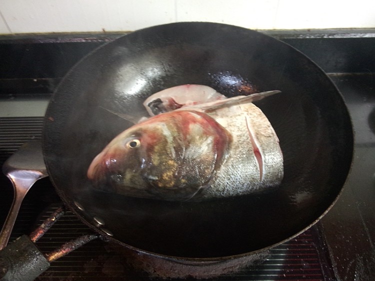 鲢鱼头豆腐鲥虾砂锅煲