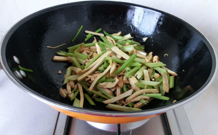 西芹素鸡小炒肉