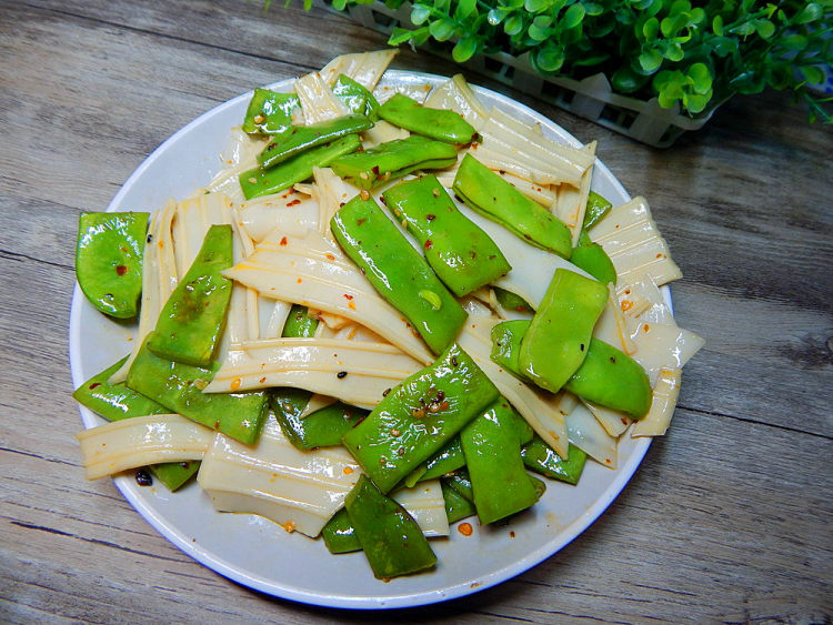 扁豆角炒芋头粉皮