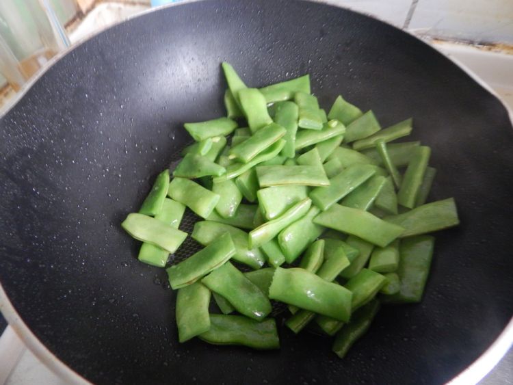 扁豆角炒芋头粉皮