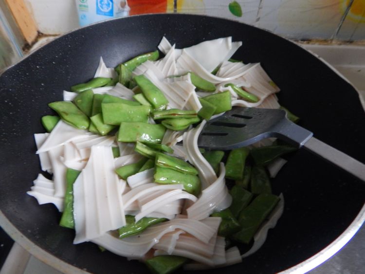 扁豆角炒芋头粉皮