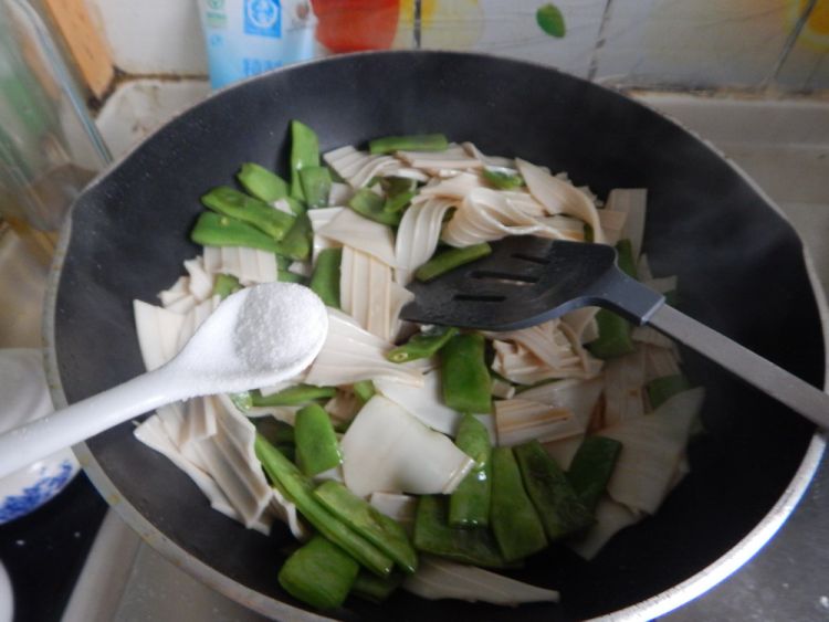 扁豆角炒芋头粉皮