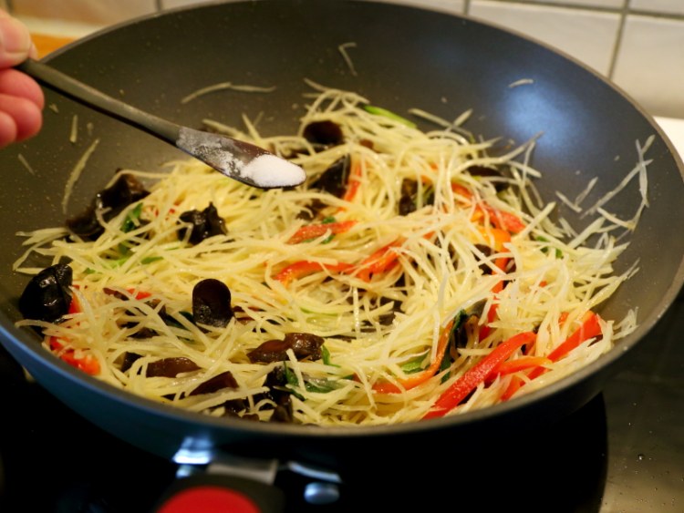 炝炒木耳土豆丝#本味