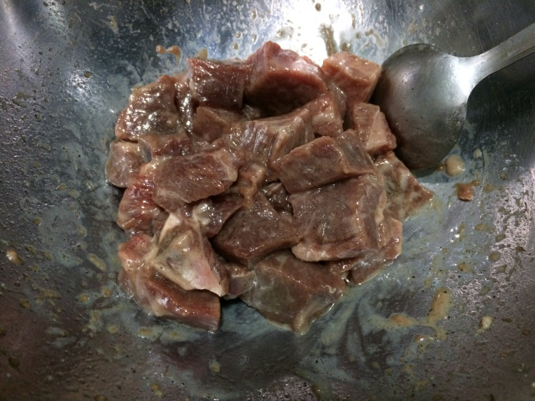 黑椒汁爆谷饲牛肉粒