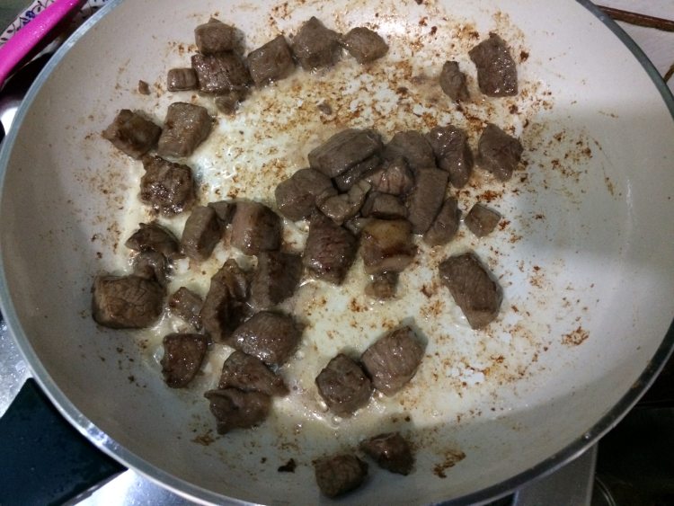 黑椒汁爆谷饲牛肉粒